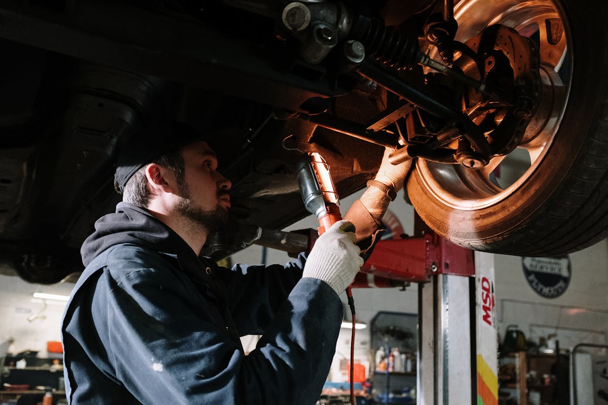 Arbeitsplatz in der Kfz-Werkstatt mit Werkzeug und Fahrzeug — Autowerkstatt Leopoldsdorf