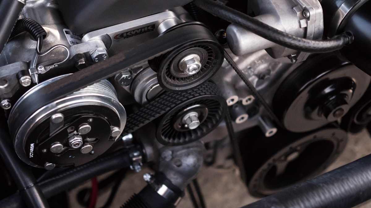 Mechaniker prüft Fahrzeug in moderner Werkstatt — Reparatur von Autos in Leopoldsdorf